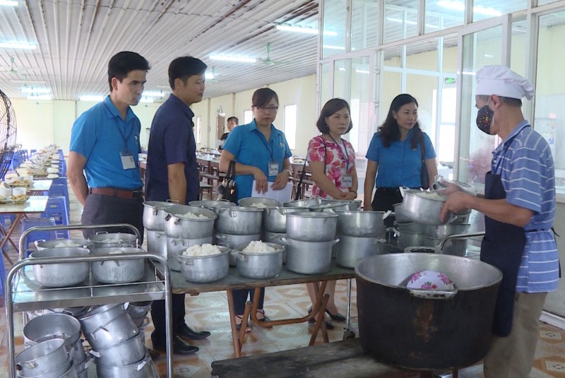 LĐLĐ huyện Ứng Hòa: Giám sát bếp ăn tập thể doanh nghiệp