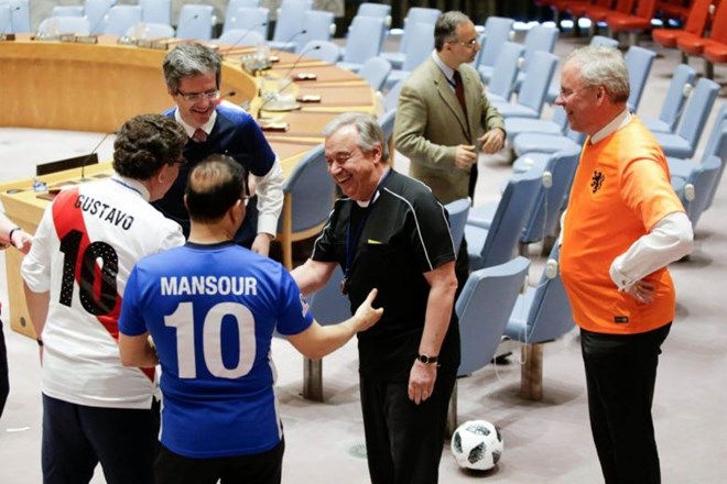 Khi Tổng Thư ký Liên hợp quốc hóa thân thành trọng tài bóng đá