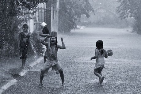 Nhớ về "Tuổi thơ dữ dội" với những trò chơi ngày mưa bão