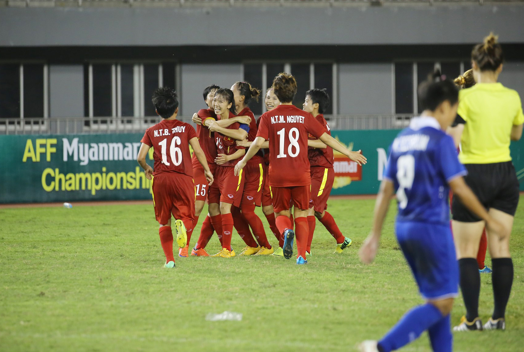 Đánh bại Thái Lan, đội tuyển nữ Việt Nam giữ vững ngôi đầu bảng