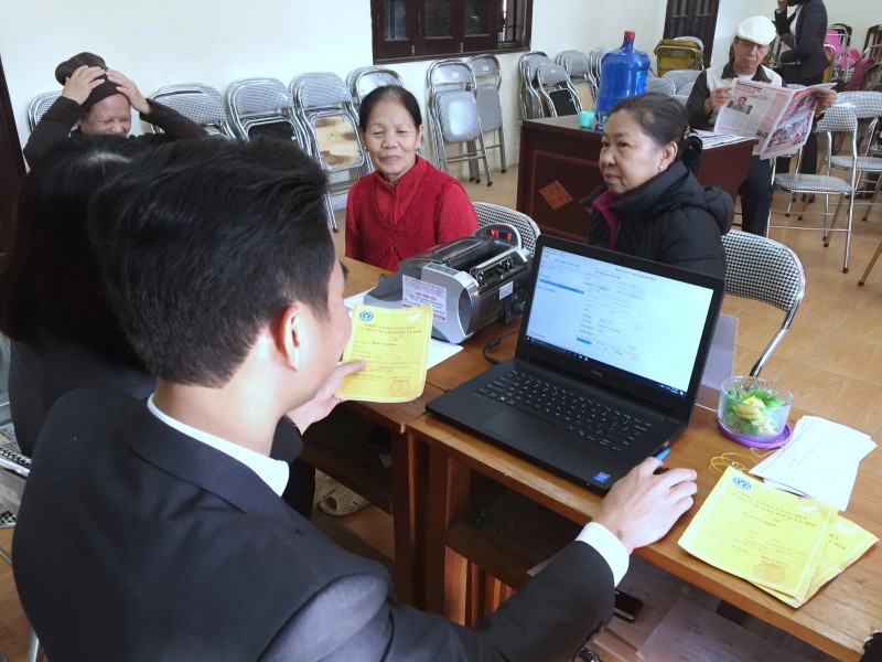 Chi trả trên 2.100 tỷ đồng lương hưu/tháng qua bưu điện chi tra tren 2100 ty dong luong huuthang qua buu dien