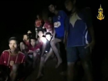 Cách đội bóng Thái Lan cầm cự sau 9 ngày mắc kẹt trong hang tối
