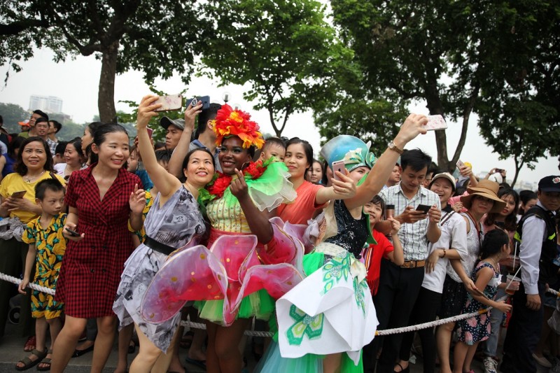 nguoi dan thu do hao huc chiem nguong carnival duong pho ha noi 2019