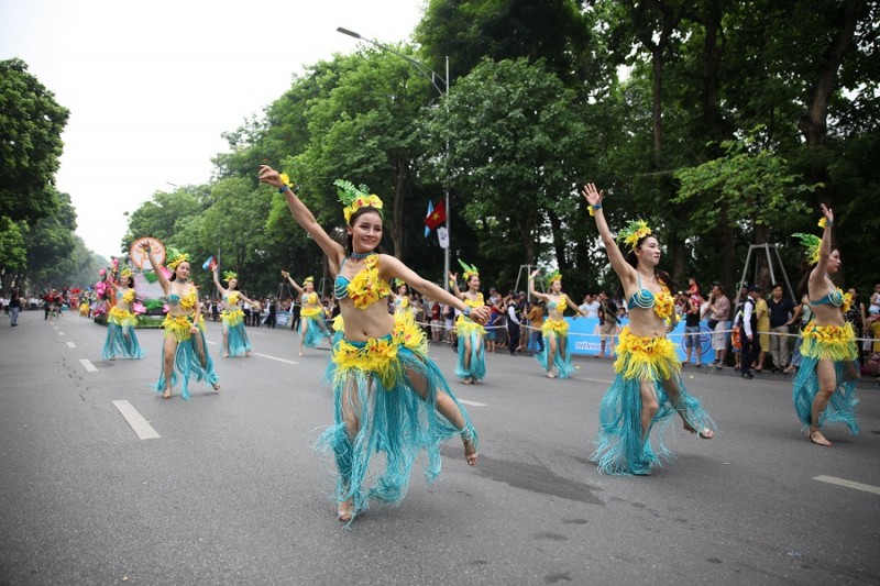 nguoi dan thu do hao huc chiem nguong carnival duong pho ha noi 2019