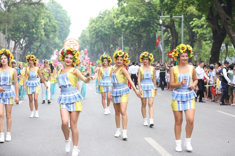 nguoi dan thu do hao huc chiem nguong carnival duong pho ha noi 2019