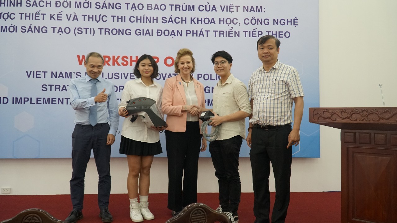 Hai học sinh Việt sáng chế chiếc mũ độc đáo chống dịch Covid