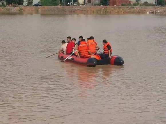 Đã tìm thấy thi thể học sinh rơi xuống cống bị nước cuốn trôi