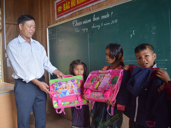 Cảm động thầy giáo đi xin quần áo cho học trò nghèo vùng cao
