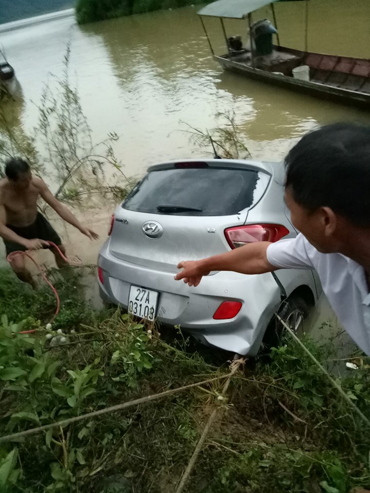 nguoi lai o to bay xuong ho thuy dien son la tu nan la bi thu xa