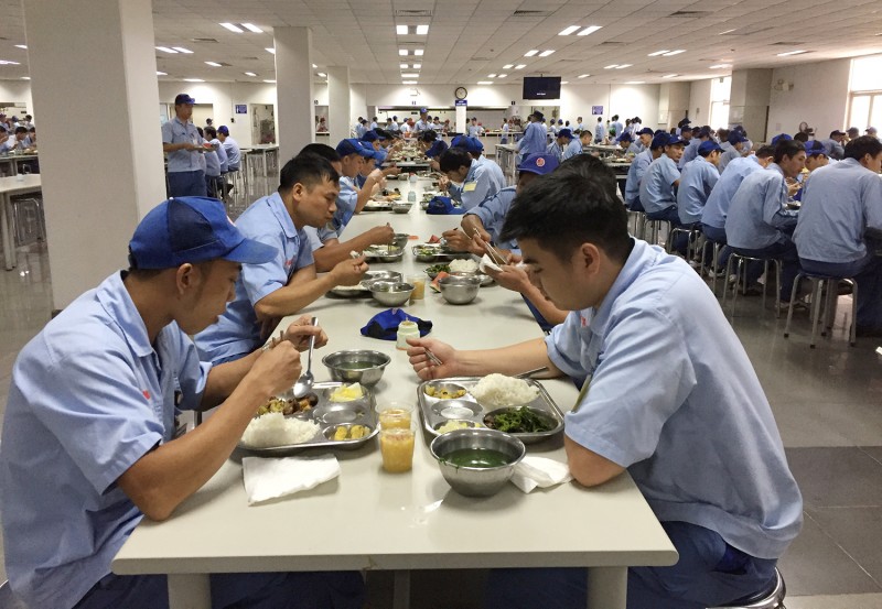 Đảm bảo chất lượng bữa ăn cho công nhân