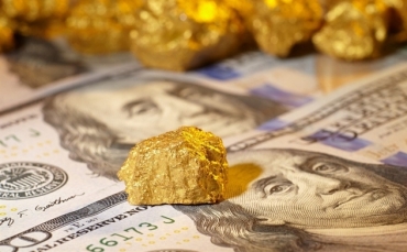 Giá vàng giảm sâu, USD giữ ở mức cao