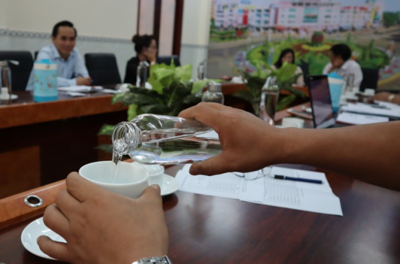 Thành phố yêu cầu không sử dụng nước uống đóng chai nhựa trong các cuộc họp