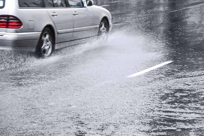 Làm gì khi xe ôtô bị trượt trên đường trơn, mưa lớn che tầm nhìn?
