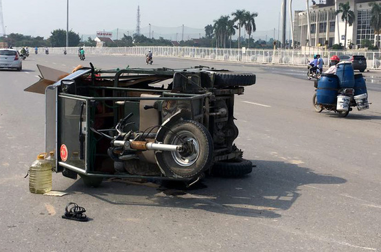 Hà Nội: Va chạm với xe ba bánh, nữ sinh nhập viện