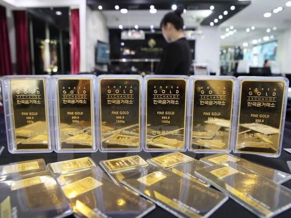 Giá vàng thế giới giảm 1% do đồng USD tăng mạnh lên