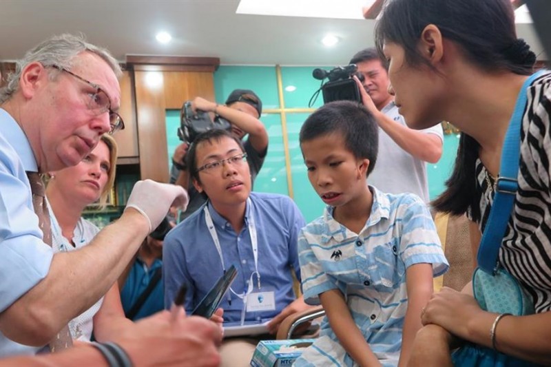 Bác sĩ Anh đến Việt Nam chữa dị tật sọ mặt cho trẻ em nghèo