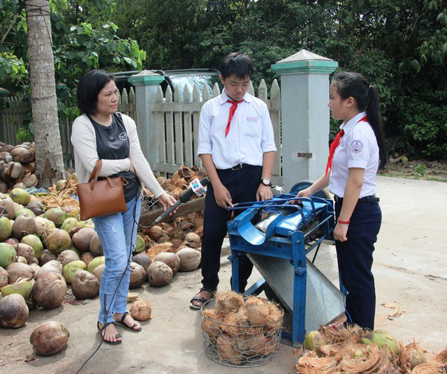 Máy bóc vỏ dừa hữu ích do hai học sinh lớp 8 sáng chế