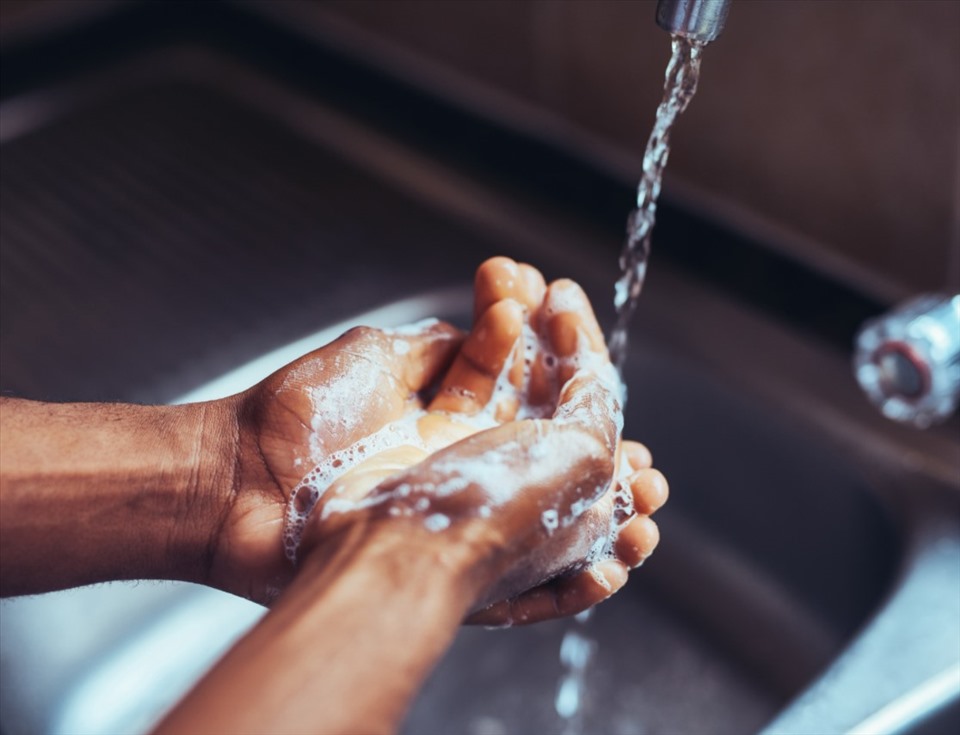 Luôn rửa tay trước khi nấu nướng sẽ đảm bảo vệ sinh an toàn. Ảnh nguồn: AFP.