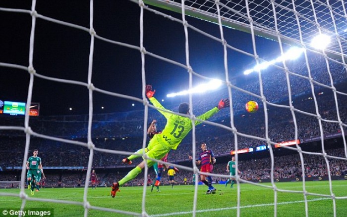 Luis Suarez lập hattrick, Barcelona ngược dòng hạ Eibar
