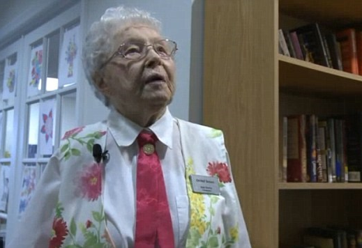 Cụ bà 102 tuổi ao ước được cảnh sát còng tay áp giải về đồn