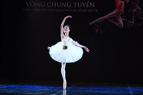 thien than ballet nhi cham tay vao vo dien kinh dien kep hat de