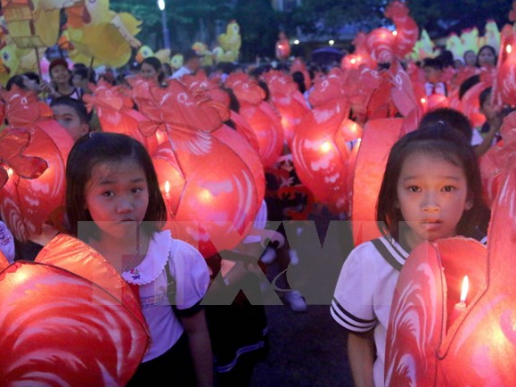 Hàng nghìn người dự lễ hội rước đèn Trung Thu lớn nhất Việt Nam