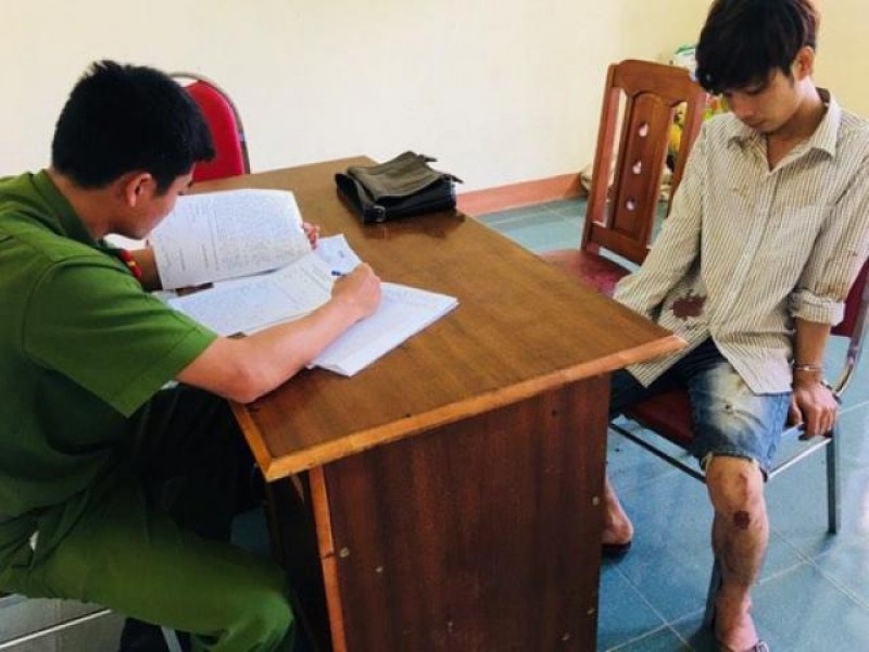 Lên cơn "ngáo đá", dùng con tin uy hiếp công an