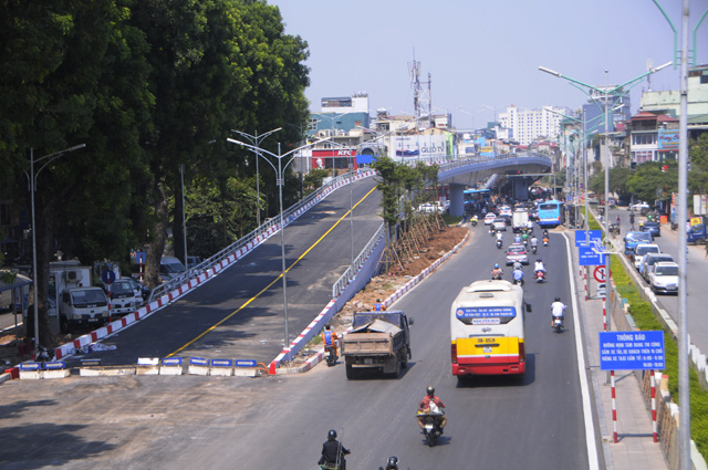 Cận cảnh cầu vượt trên 300 tỷ ở Hà Nội trước ngày thông xe