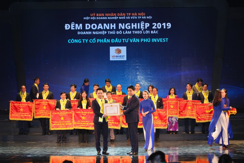 van phu invest duoc ton vinh tai dem doanh nghiep 2019