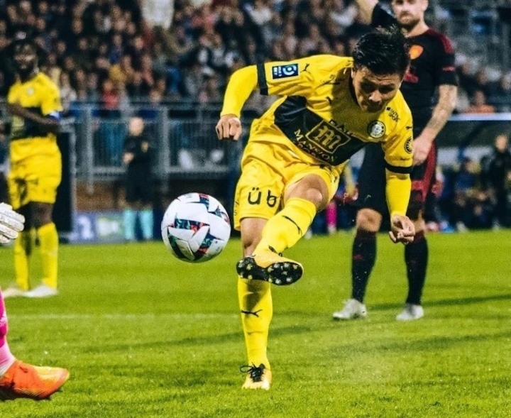 Tiền vệ Quang Hải ghi bàn thắng đầu tiên tại Ligue 2 trong trận đấu Pau FC gặp Rodez. Ảnh: Pau FC