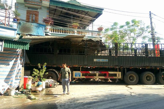 Xe tải đâm vào nhà dân, 2 mẹ con chết thảm