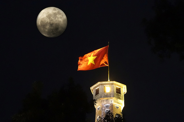 "Siêu trăng thế kỷ" trên bầu trời Hà Nội