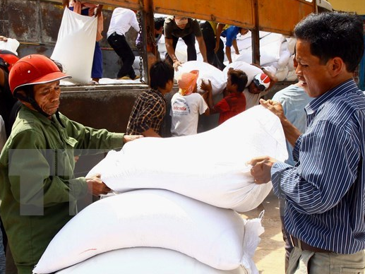 Hỗ trợ gạo cho người dân vùng bị ảnh hưởng do bão số 12 và mưa lũ
