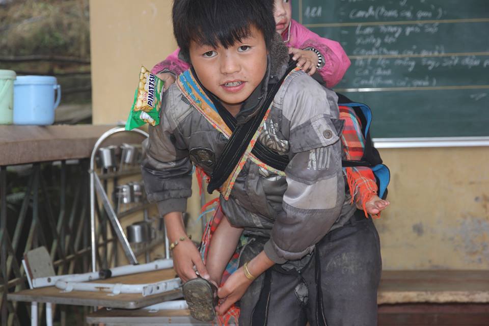 chum anh hoc sinh vung cao co ro trong cai ret dau dong