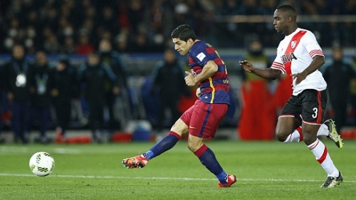 Tiền đạo Luis Suarez (trái) lập cú đúp trong chiến thắng 3-0 của Barca. (Ảnh: Reuters)