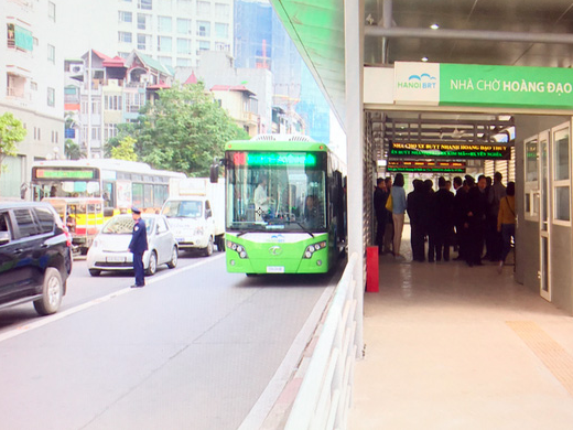 Lần đầu tiên xe buýt nhanh lăn bánh trên đường Hà Nội