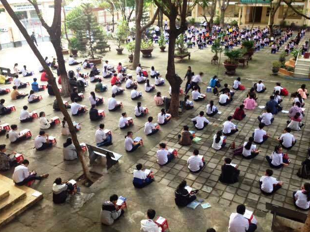 Hàng trăm học trò ngồi bệt thi học kỳ giữa sân trường