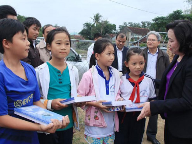 Thường trực Thành ủy Hà Nội: Thăm, tặng quà đồng bào bị mưa lũ