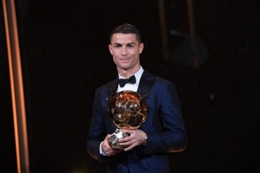 Ronaldo giành quả bóng vàng 2017 và cân bằng kỷ lục với Messi