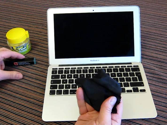 Mẹo hay giúp loại bỏ các vết bẩn cứng đầu trên laptop