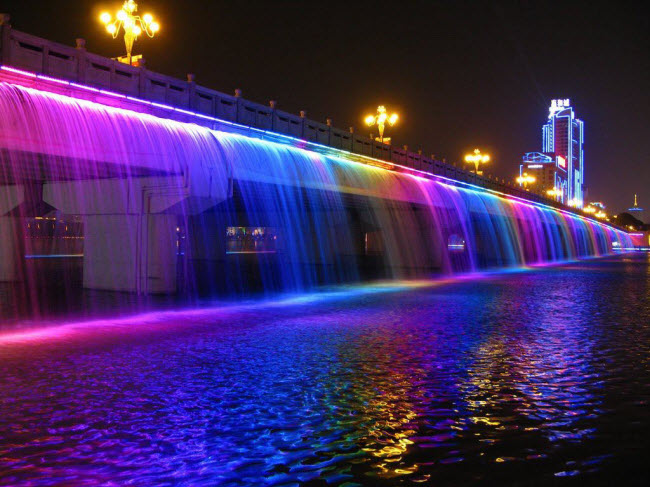 Vẻ đẹp lãng mạn của cây cầu phun nước dài nhất thế giới