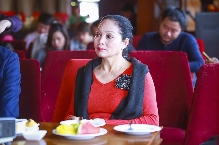 Hoa khôi Nam Em bật khóc chia sẻ về gia đình