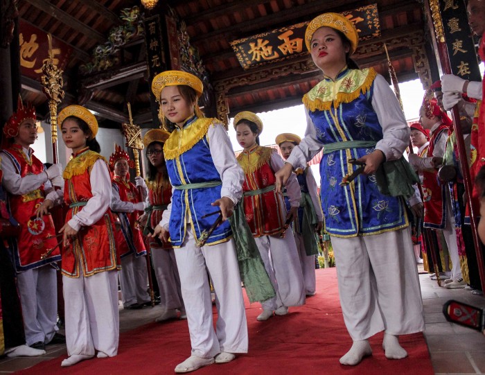 Đến làng Triều Khúc xem rước kiệu, múa trống