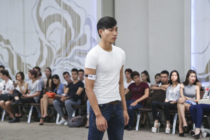 Hàng trăm người mẫu tham dự vòng casting