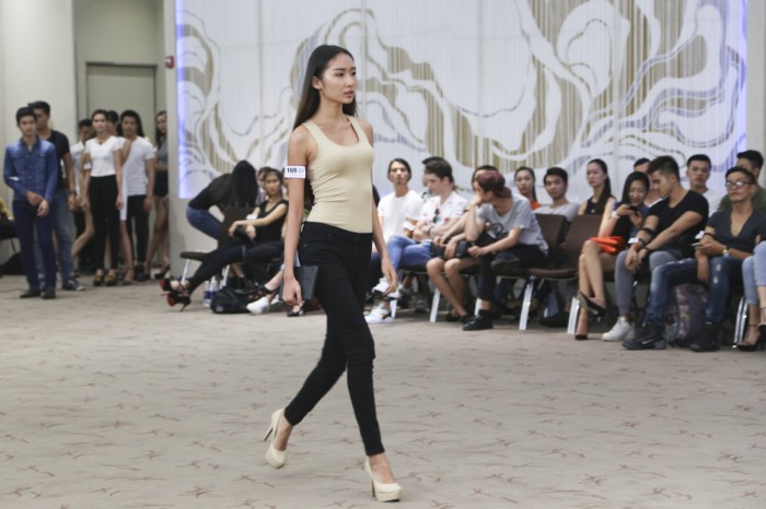 Hàng trăm người mẫu tham dự vòng casting