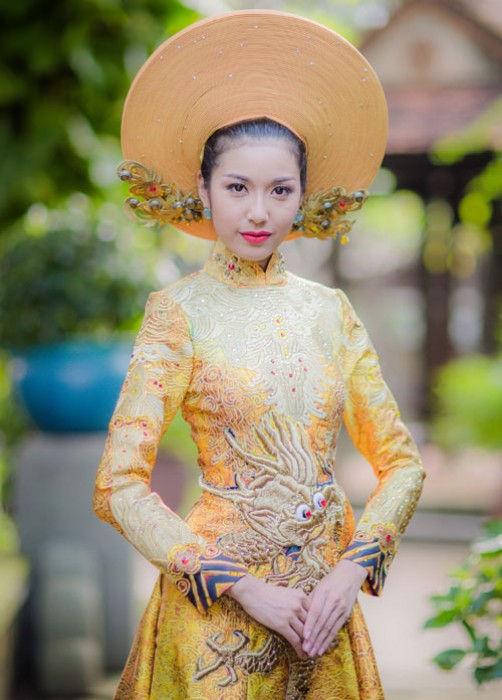 Đại diện Việt Nam mặc áo dài đính 2000 viên pha lê