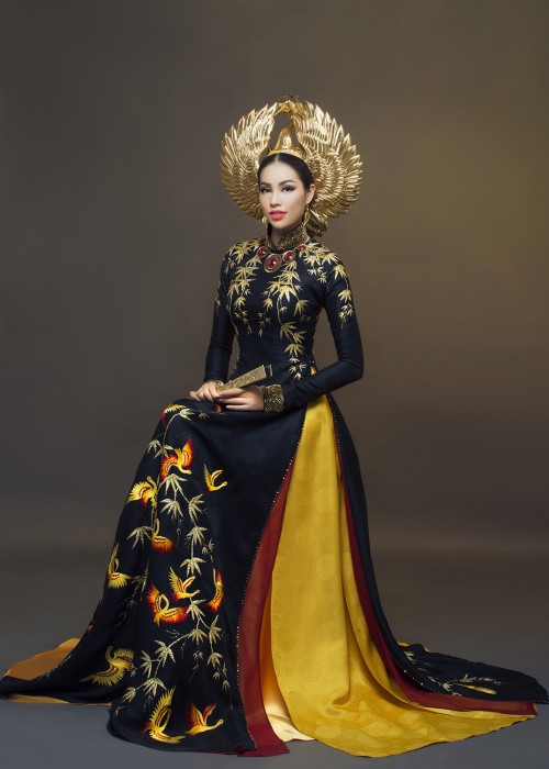 Cận cảnh trang phục dân tộc của Phạm Hương tại Miss Universe