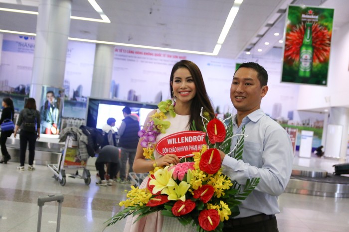 Hoa hậu Phạm Hương khóc trong ngày trở về