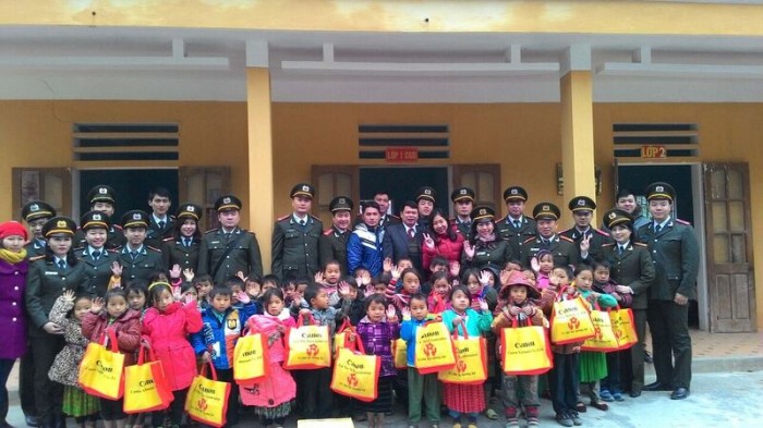 Canon hỗ trợ sửa chữa lớp học trường tiểu học Xín Cái, Hà Giang