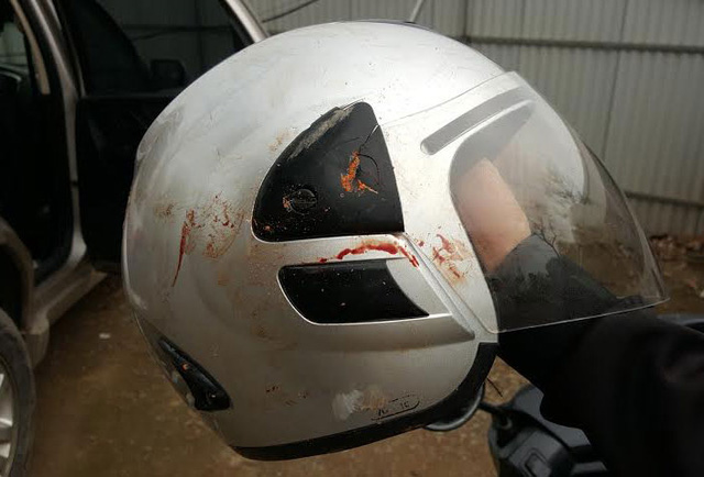   Chiếc mũ bảo hiểm của nhà báo Đỗ Doãn Hoàng còn dính máu sau vụ hành hung. (Ảnh Internet)  